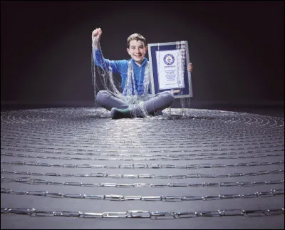 La plus longue chaîne de trombones a été réalisée à Belfast. Combien mesurait-elle ?