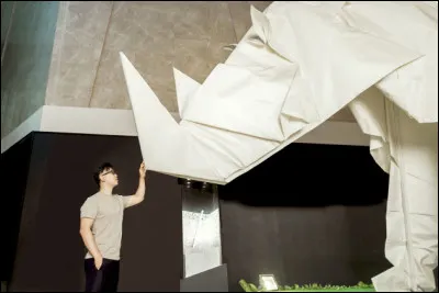 Liu Tong a confectionné un rhinocéros en origami dans un centre commercial de Zhengzhou. Il a une longueur de 7, 83 mètres et une hauteur de 4, 06 mètres. Combien de pliages cette réalisation a-t-elle nécessités ?