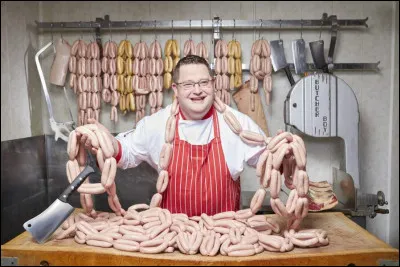 Passons à un record gourmand. Barry John Crowe est un boucher qui détient le record des saucisses les plus produites en 1 minute. Combien a-t-il pu en faire ?