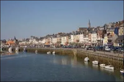Nous terminons notre balade sur la Côte Fleurie, Trouville-sur-Mer. Ville du Pays d'Auge, à l'embouchure de la Touques, elle se situe dans le département ...