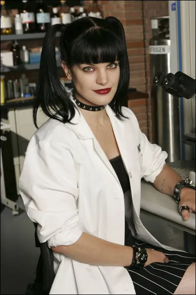 Cette personne s'appelle Aby. 
Dans quelle série joue-t-elle ?