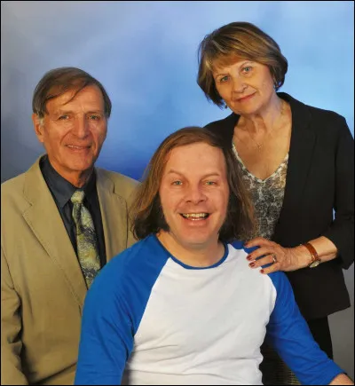 Qui sont les gens sur cette image derrière Philippe Katerine ?