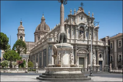 La cathédrale de Sant'Agata (Duomo di Sant'Agata), à l'architecture baroque, se trouve à ...