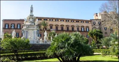 Le Palais des Normands, avec sa chapelle palatine, se trouve à ...