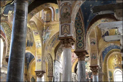 L'église de la Martorana (Santa Maria dell'Ammiraglio), édifiée dans un style arabo-normand, connue pour ses mosaïques du XIIe siècle, se trouve à ...