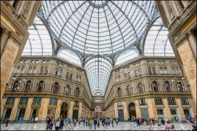 La Galleria Umberto I, qui débouche sur la place du Teatro San Carlo, se trouve à ...