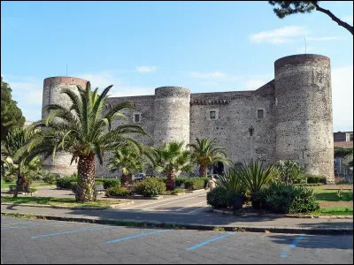 Le château d'Ursino se trouve à ...