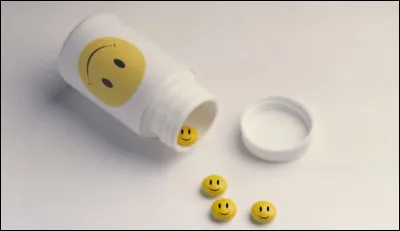 Tu es finalement sorti.e et tu as pris la pastille.
C'est en vérité un ordinateur dans ton cerveau là pour t'aider à t'intégrer à Paradisia, mais celui-ci te fait savoir qu'il est déficient, cela veut dire qu'il ne marche pas bien.