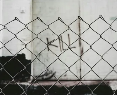 Oh non ! Malheureusement on t'a repéré et te voilà enfermé dans la prison de Purgatory. Des souvenirs de ton enfance à l'école te reviennent...