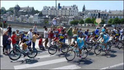 Si les candidatures des villes sont nombreuses pour accueillir le Tour de France, quel est le coût pour être ville étape en 2021 ?