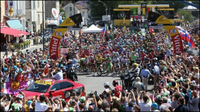 Quelle est l'estimation du nombre de spectateurs sur le bord des routes pour chaque édition du Tour de France ?