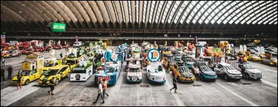 Combien y a-t-il de véhicules publicitaires dans la caravanes