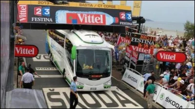 En quelle année un bus d'une équipe de cycliste s'est encastré sous la banderole d'arrivée à Bastia semant une belle panique à 10 minutes du sprint final ?