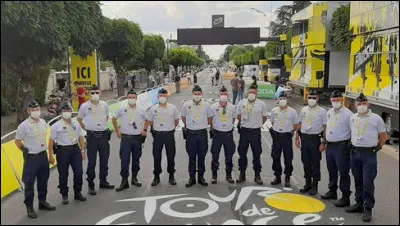 En moyenne, combien de policiers, pompiers et gendarmes sont mobilisés pour le bon déroulement du Tour de France ?