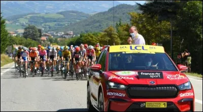 Si désormais, certaines voitures officielles roulent à l'électricité comme la voiture du directeur de course, quelle est la consommation des camions et bus qui accompagnent les équipes sur le Tour ?