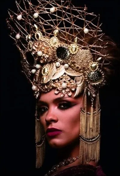 Épouse du roi d'Israël Achab, célèbre pour son idolâtrie malfaisante et la persécution infligée aux prêtres. Sa fin sera terrible, balancée d'une fenêtre, piétinée par des chevaux et pour finir becté par des chiens. Qui est-elle ?