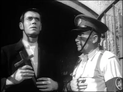 Dans "Dieu est mort", au Mexique des prêtres sont assassinés par les révolutionnaire ; un prêtre, déguisé en paysan, revient dans son village et devient le seul prêtre en activité dans le pays. Quel acteur incarne le prêtre ?