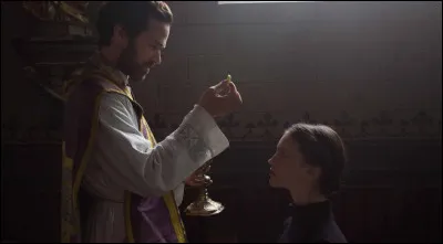 Dans "La confession", nouvelle adaptation du roman "Léon Morin, prêtre", quel acteur est l'abbé Léon Morin ?