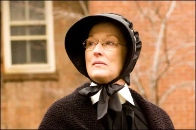 Dans le même film, quelle actrice est soeur Aloysius, la directrice de directrice de l'école catholique de Saint-Nicolas, liée à l'église ?