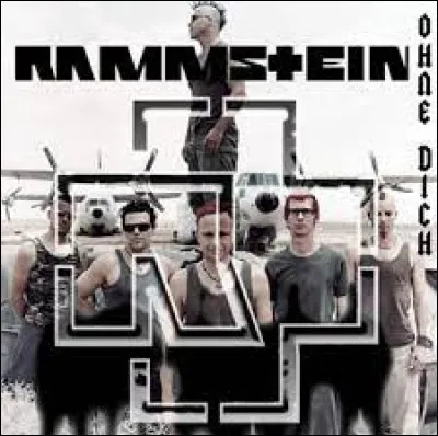 Complétez : 
"Und der Wald er steht so schwarz und..."