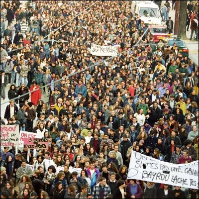 Quel sociologue fran&ccedil;ais, auteur de "La Distinction", s�est illustr&eacute; dans le cadre des conflits sociaux de 1995, entre autres en fondant une maison d�&eacute;dition militante ?