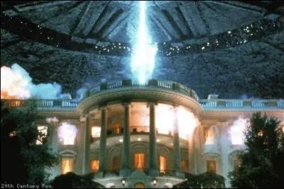 Pendant le tournage  d'Independence Day , quelle fourniture scolaire sort de la Maison Blanche lors du faisceau laser ?