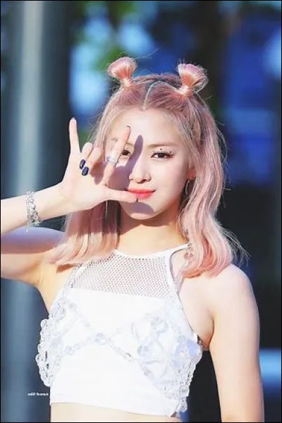 Qui est cette membre du groupe ?