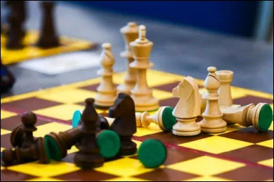 Aux échecs, comment peut se déplacer le fou ?