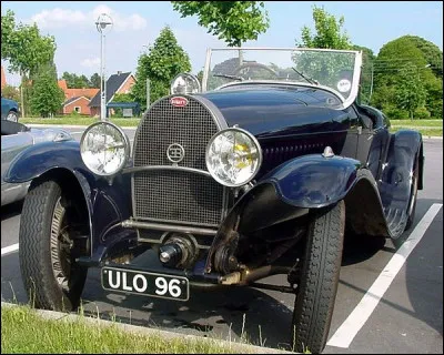 Cette Bugatti des années 30 porte toujours sa plaque d'origine : où trouver le code géographique, en ce temps-là ?