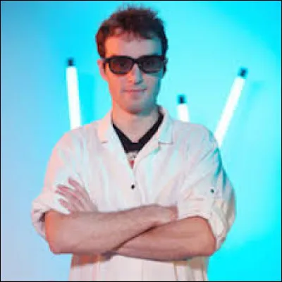 Quel est le thème de ses vidéos sur sa chaîne YouTube principale ?