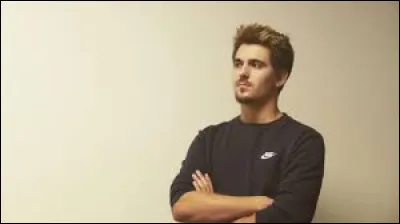 Quel est le nom de sa chaîne YouTube secondaire ?