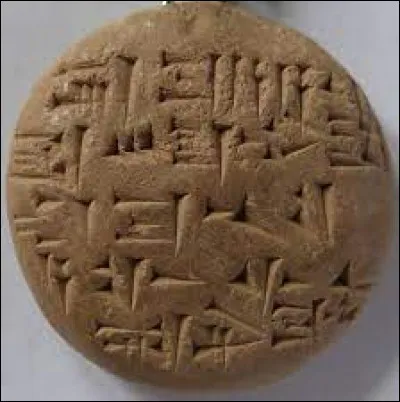 De nombreux textes ont également été retrouvés. Ils étaient écrits en cunéiformes. De quoi parlent principalement ces textes ?