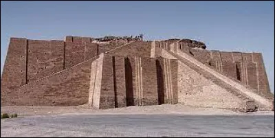 Les habitants d'Ur étaient polythéistes, ils croyaient donc en plusieurs dieux. Ils allaient prier dans un temple. Comment se nomme ce temple ?