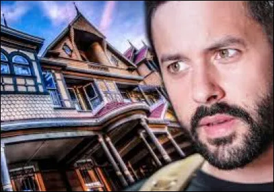 Comment se nomme sa série de vidéos où il visite des lieux hantés ?