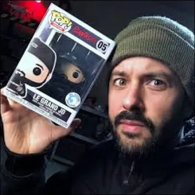 Qui a-t-il interviewé dans sa vidéo "Elle parle aux morts depuis 25 ans" sortie le 12 septembre 2021 ?