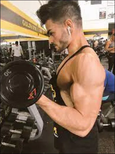 Quel est le thème de sa chaîne YouTube principale ?