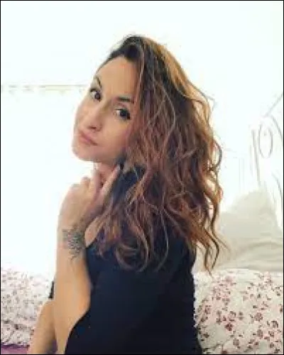 Combien a-t-elle d'abonnés sur sa chaîne YouTube principale ? (octobre 2021)