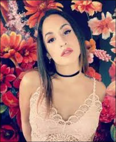 En quelle année a-t-elle lancé sa chaîne YouTube principale ?