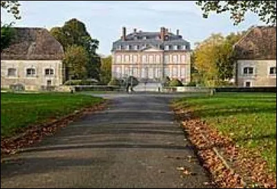 Nous sommes en Île-de-France, sur une allée menant au château de Noyen-sur-Seine. Commune de la Grande Couronne, elle se situe dans le département ...