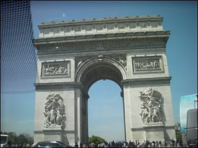 Ce monument est créé pour célébrer les victoires de Napoléon 1er. Il se trouve à la place de l'Étoile, au début de l'avenue des Champs Elysées. En dessous, il y a la tombe du soldat inconnu :