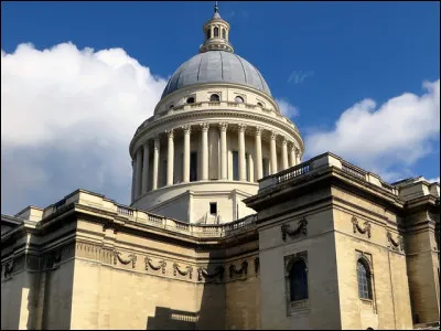 Dans ce bâtiment, il y a la tombe de personnes célèbres, écrivains, scientifiques, hommes politiques...