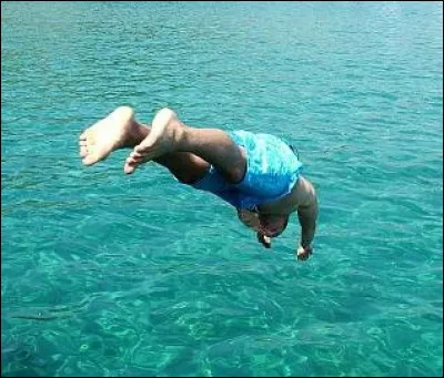 Ton ami se noie, que fais-tu ?