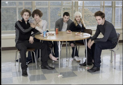 Où Bella rencontre Edward pour la première fois ?