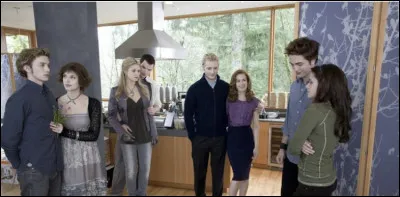 Quelle cuisine la famille Cullen fait-elle pour Bella la première fois quelle vient ?