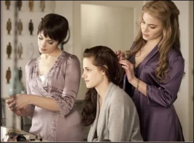 Qui aide Alice à préparer Bella pour son mariage ?