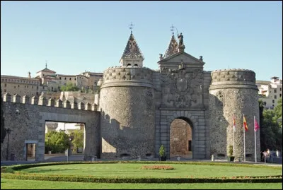 La Puerta Bisagra Nueva, construite au XVIe siècle, a remplacé la Puerta Bisagra Antigua comme entrée principale de la ville. C'est à ...