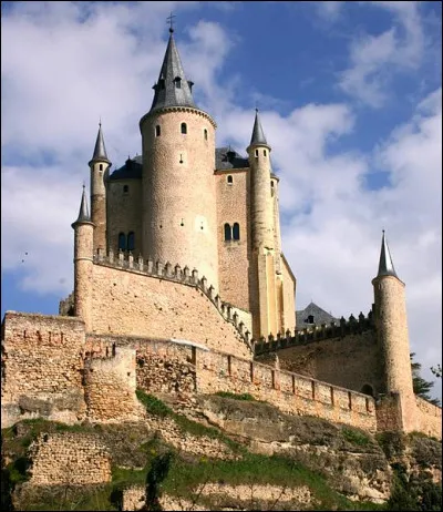 Cet Alcazar, forteresse bâtie sur un éperon rocheux à l'extrémité de la vieille ville et dominant le confluent des rivières Eresma et Clamores, se trouve à ...