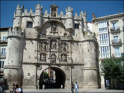 El Arco de Santa Maria, l'une des portes qu'avait la ville au Moyen-Age, reconstruite par Charles Quint au XVIe siècle, se trouve à ...