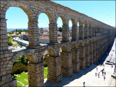 Cet aqueduc romain, long de plus de 800 mètres, construit entre la deuxième moitié du Ier siècle et le début du IIe, se trouve à ...