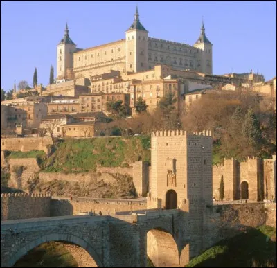 Le Pont d'Alcantara, d'origine romaine, reconstruit pendant le règne d'Alphonse X, dominé par la silhouette de l'Alcazar, se trouve à ...